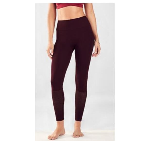 NWT Fabletics Seamless High-Waisted Mesh 7/8 Burgundy Leggings M - Picture 1 of 5